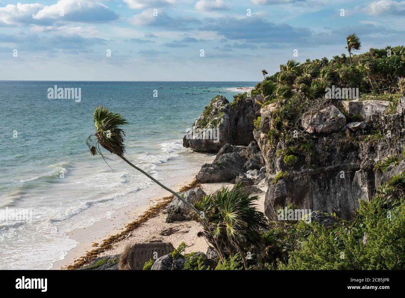 Das Karibische Meer und der Strand unter den Ruinen von Tulum im Tulum National Park, Quintana Roo, Mexiko. Stockfoto