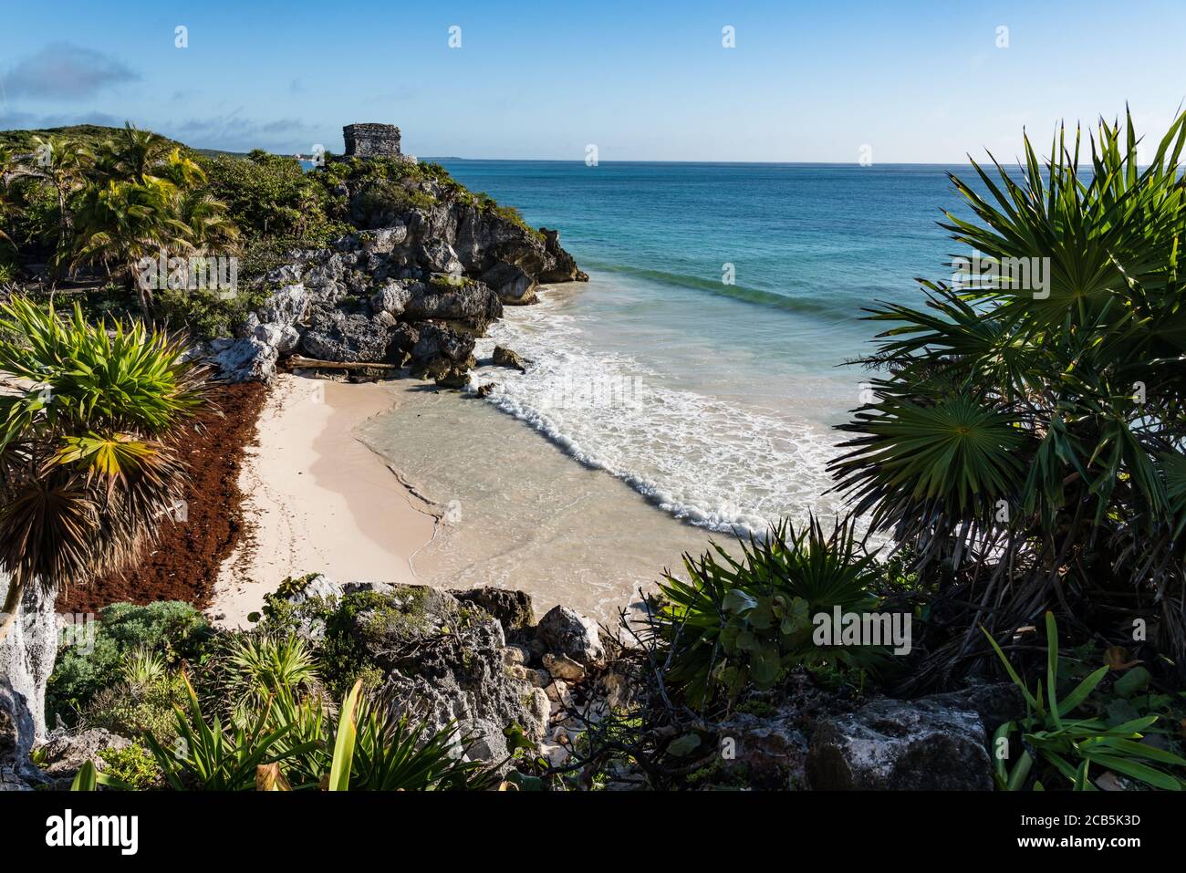 Der Tempel des Windgottes in den Ruinen der Maya-Stadt Tulum an der Küste des Karibischen Meeres. Tulum National Park, Quintana Roo, Mexiko. Stockfoto
