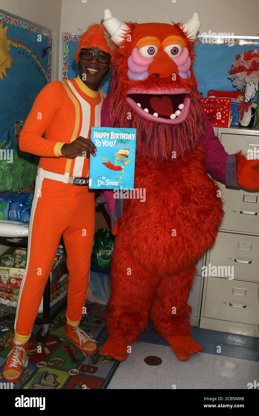 LOS ANGELES - MAR 1: Lance Robertson, DJ Lance Rock, Yo Gabba Gabba Charaktere beim Read Across America Event in der Ardella B. Tibby K – 8 School am 1. März 2019 in Compton, CA Stockfoto