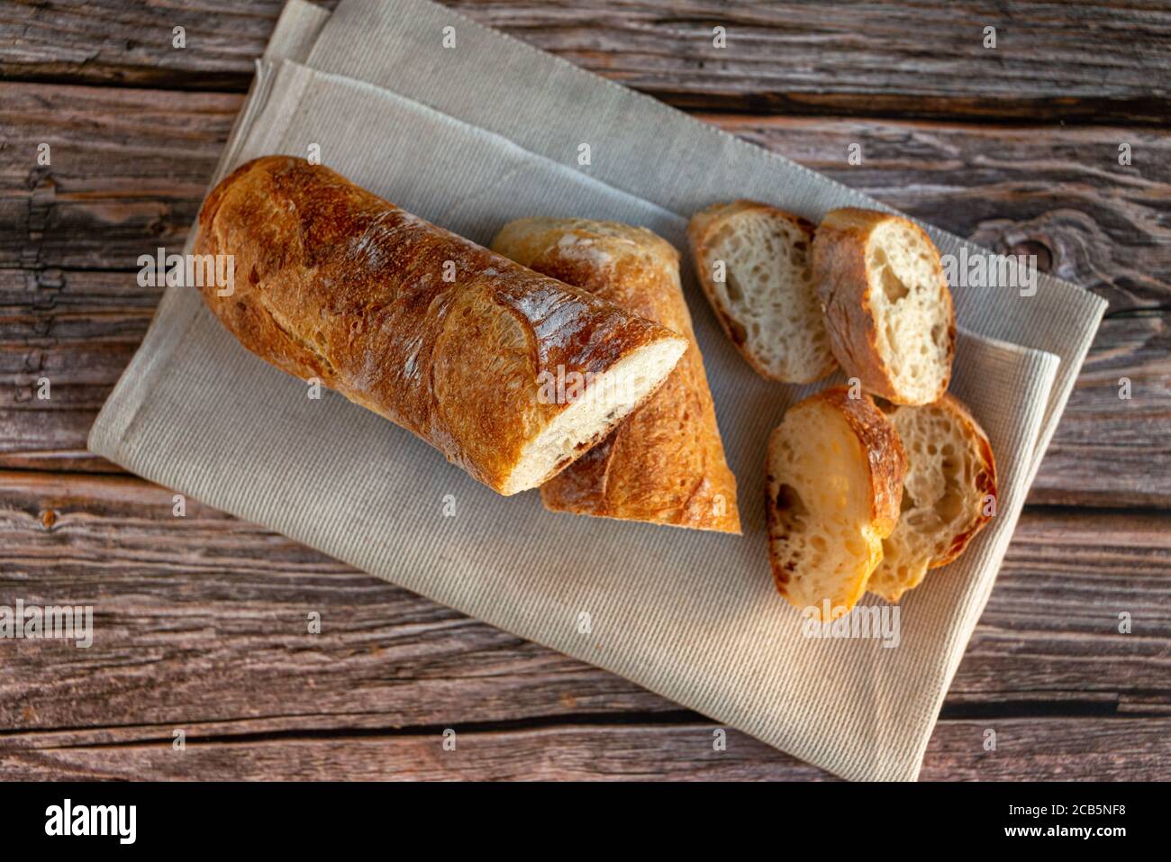 Geschnittenes französisches Baguette auf dem Schneidebrett Stockfoto