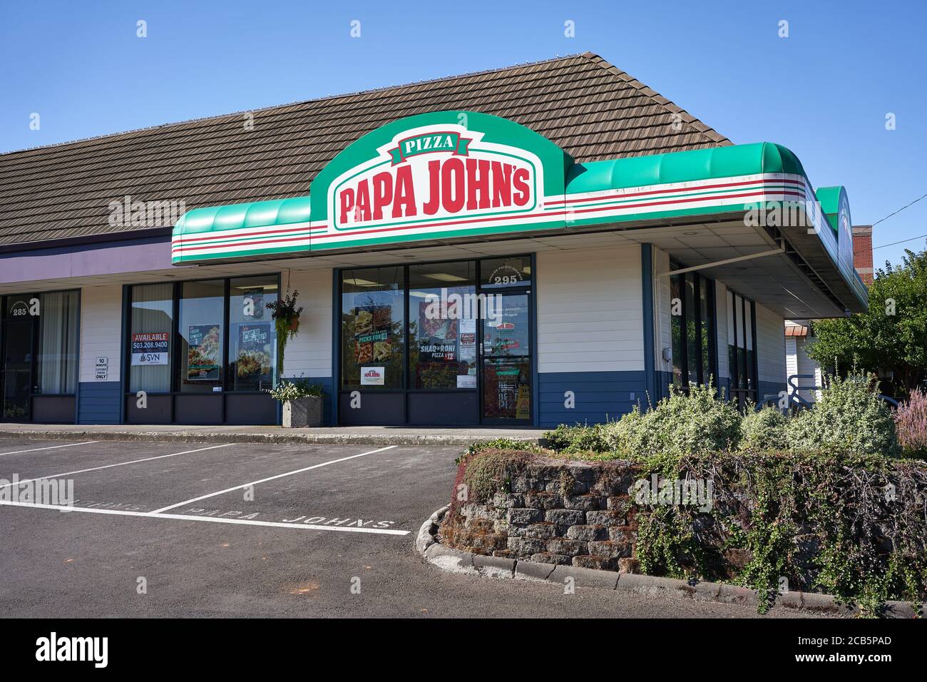 Ein Papa John's Pizza Restaurant in Tigard, Oregon. Die Verkäufe der Pizza-Kette in den USA stiegen im letzten Quartal inmitten der Pandemie um 28%. Stockfoto
