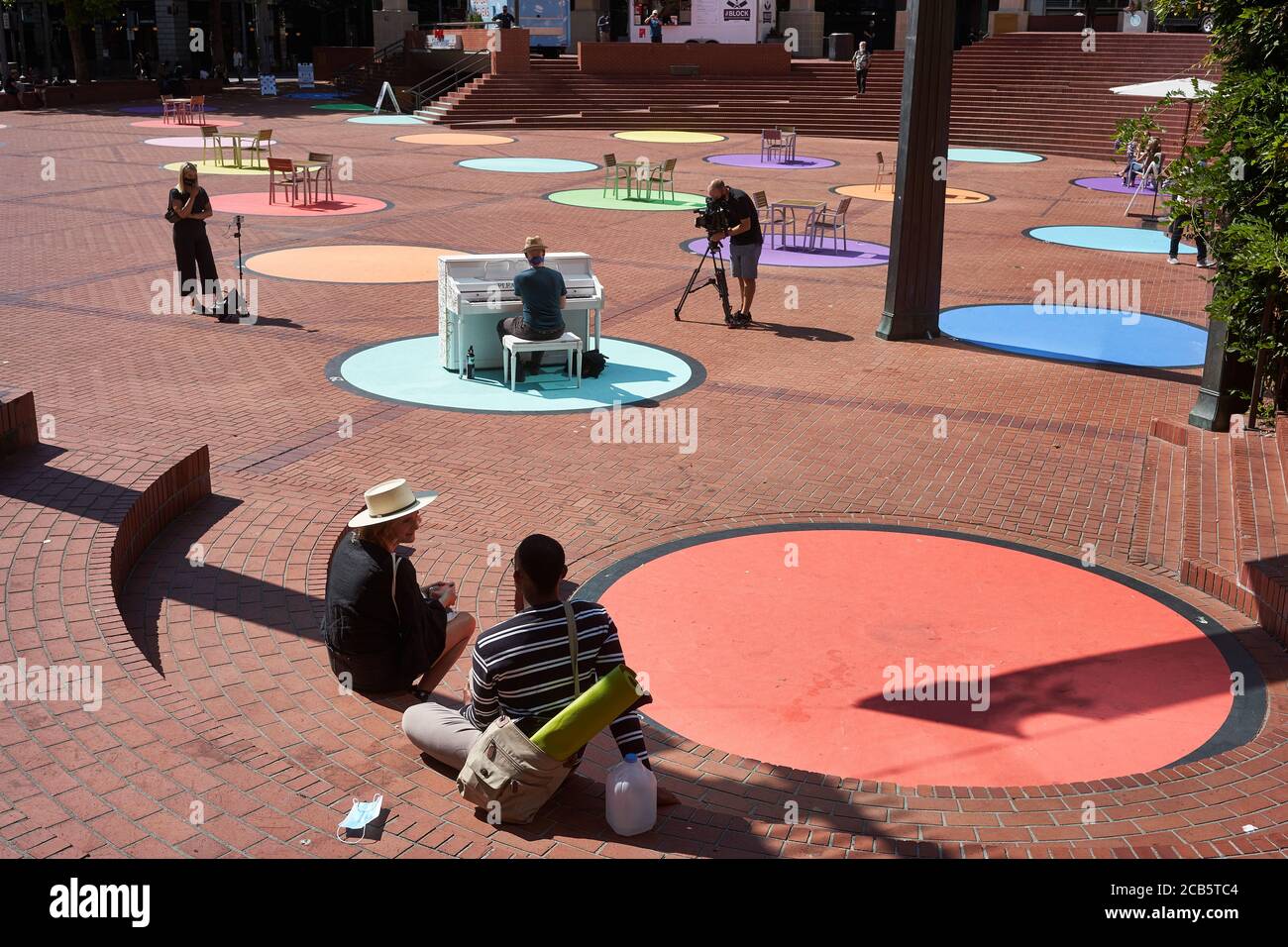 Bunte soziale Distancing Circles in Portlands Pioneer Courthouse Square, gesehen am Mittwoch, 5. August 2020, während einer Pandemie Sommer. Stockfoto