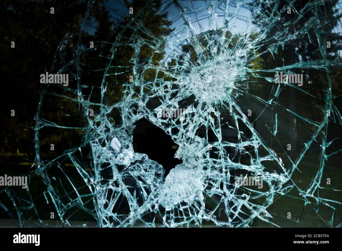 Zerbrochenes und zerbrochenes Glas Stockfoto