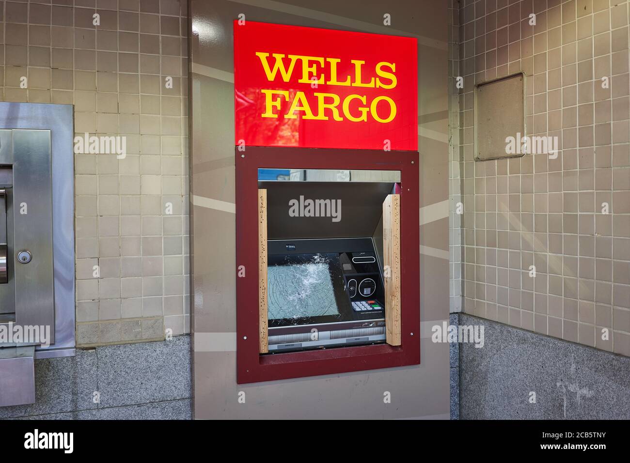 Ein beschädigter Geldautomat wird am Mittwoch, den 5. August 2020, bei einer Wells Fargo Bank in der Innenstadt von Portland, Oregon, inmitten der anhaltenden BLM-Proteste gesehen. Stockfoto