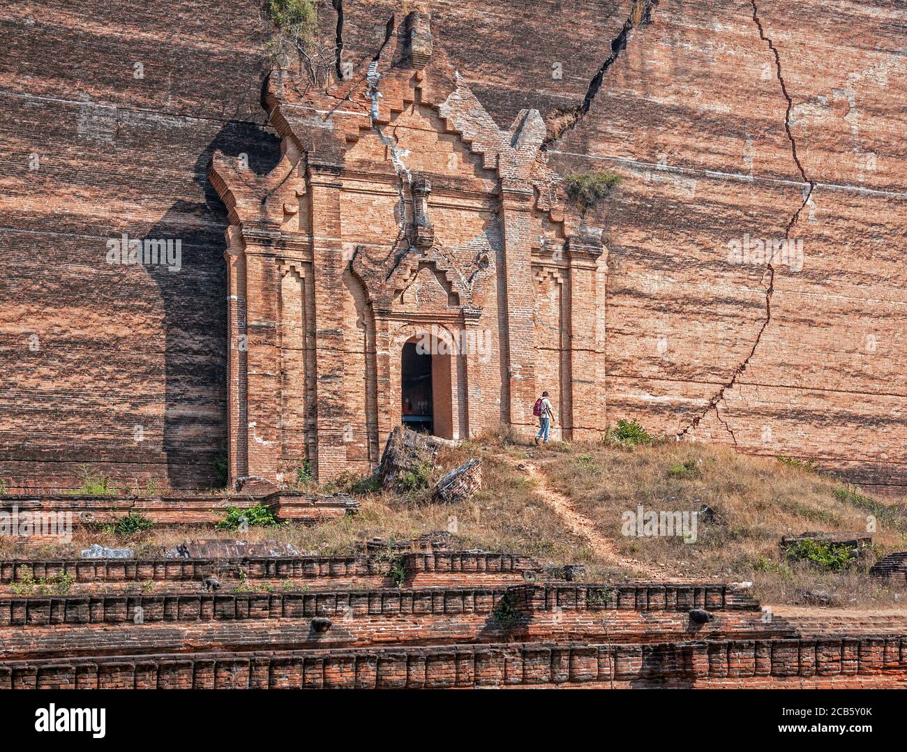Zerstörte Mingun Pagode im Mingun paya Tempel, Mandalay, Myanmar; alte riesige buddhistische Stupa, die durch ein Erdbeben zerstört wurde Stockfoto
