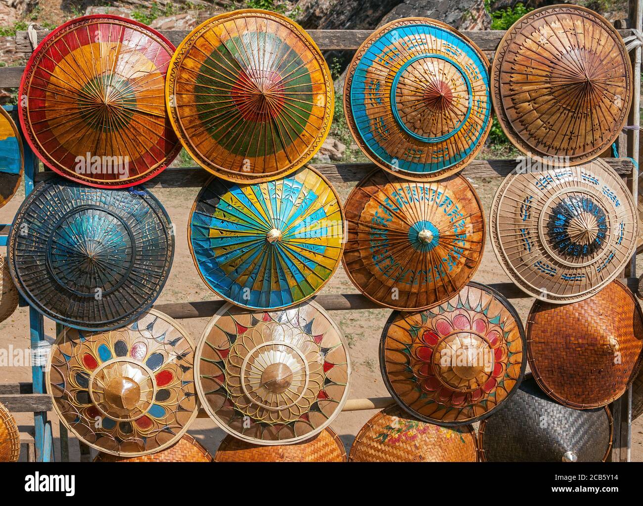 Traditionelle burmesische Sonnenhüte auf dem ländlichen Markt in Myanmar Stockfoto