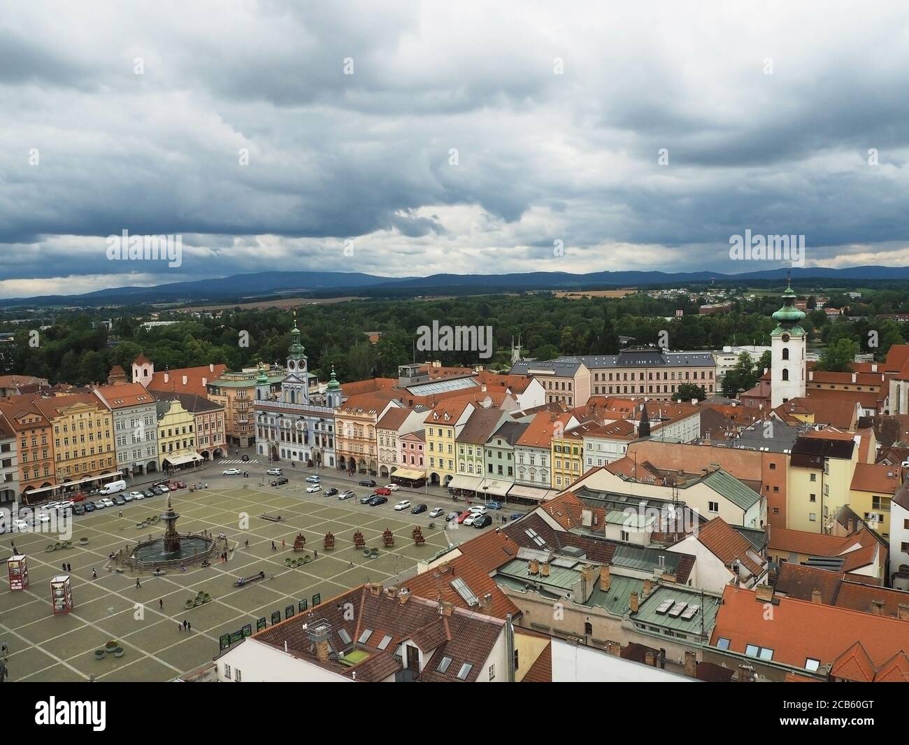 TSCHECHISCHE REPUBLIK, CESKE BUDEJOVICE, 15. JULI 2016: Blick auf den Hauptplatz in der Innenstadt vom schwarzen Turm Rathaus mit dramatischen Wolken Stockfoto