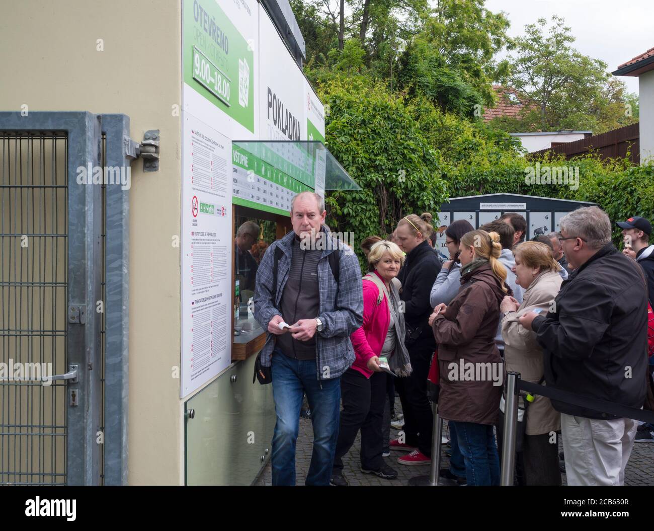 Tschechische republik, Prag, 18. Mai 2019: Gruppe von Menschen warten in der Warteschlange an der Kasse, Kasse im Prager Zoo Stockfoto