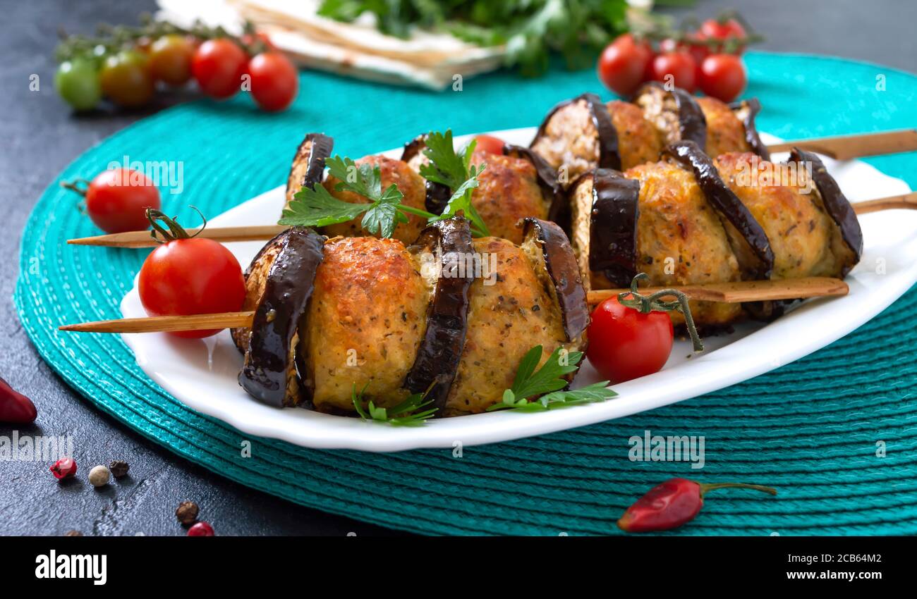 Geriebenen Fleischbällchen mit Auberginen auf Spieße. Hühnerkebab mit Gemüse. Diät-Fleischgericht. Stockfoto