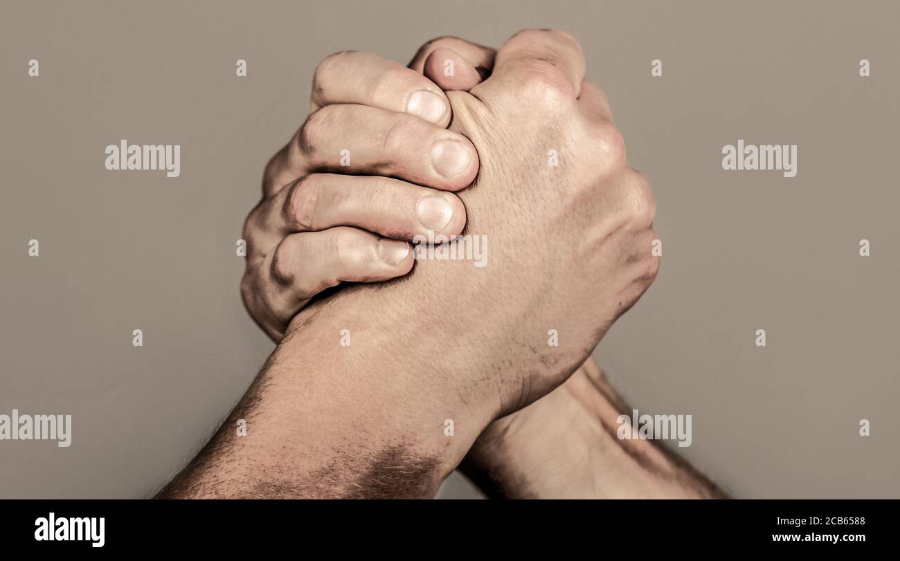 Zwei Männer Armringen. Armdrücken. Freundliche Handshake, Freundschaftsgrüße, Teamarbeit. Hand, Rivalität, vs, Herausforderung, Stärke Vergleich. Zwei muskulös Stockfoto