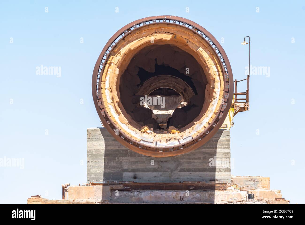 Trockenheit Konzept große stilllegte und rostende Wasserleitung Stockfoto