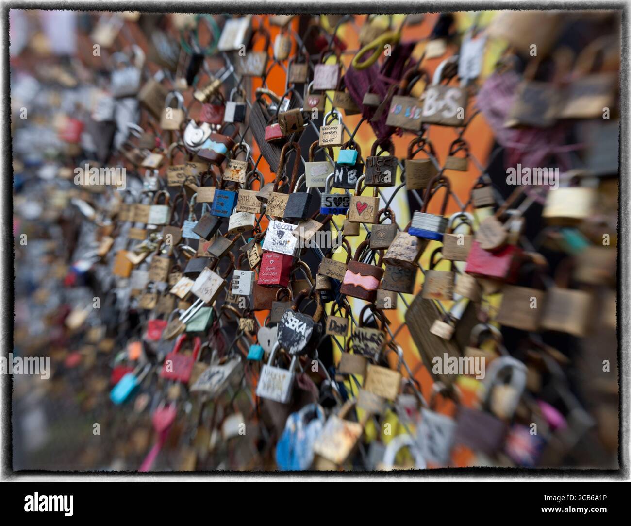 Liebe Vorhängeschlösser auf einem Drahtzaun Stockfoto