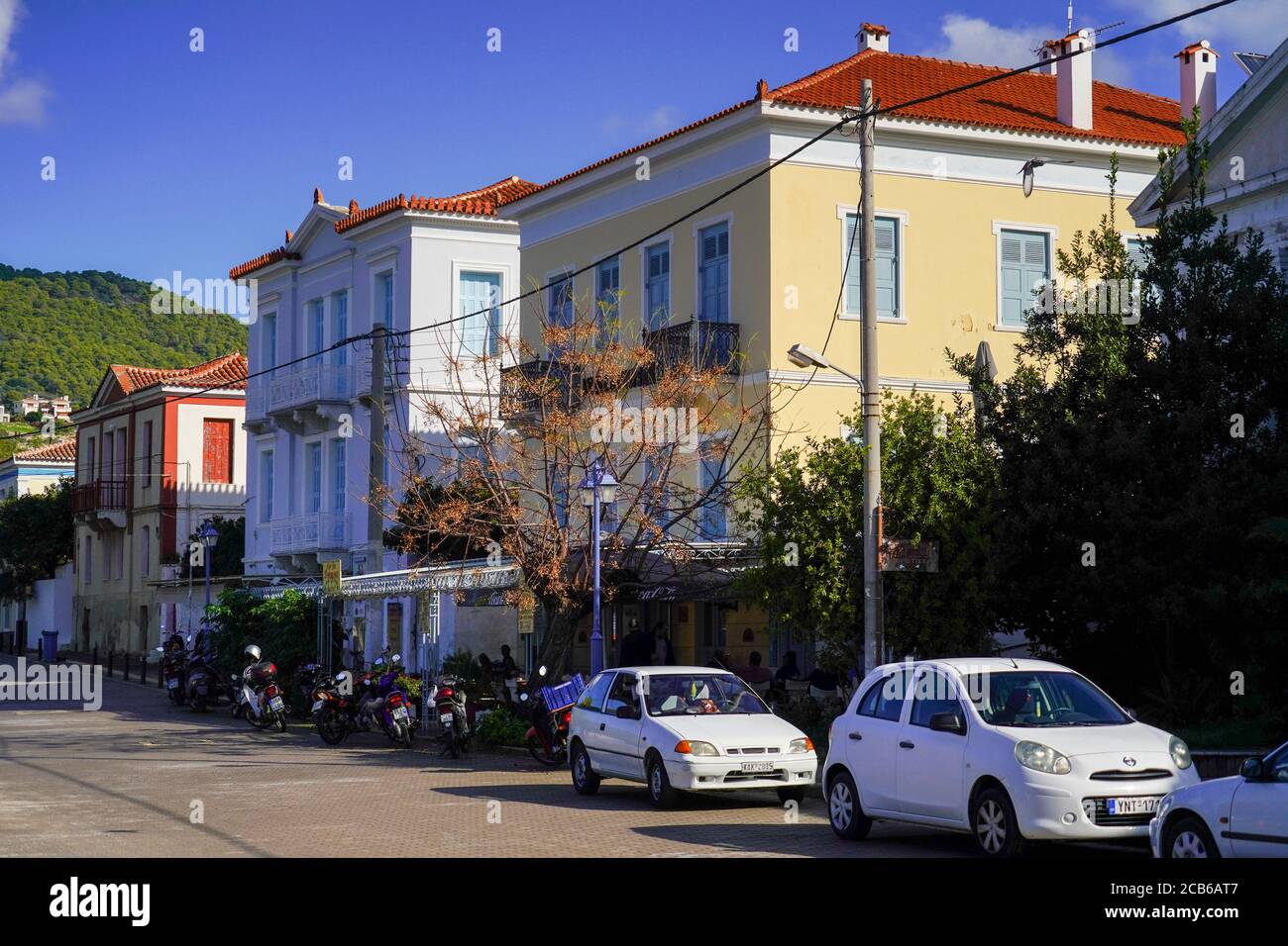 Stadtbild von Poros ein kleines griechisches Inselpaar im südlichen Teil des Saronischen Golfs, Griechenland Stockfoto