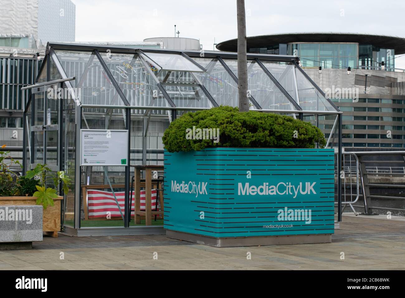 Neon Box on the Docks gesellschaftlich distanzierte Essbereiche in Media City, Salford Quays, Manchester, Großbritannien Stockfoto