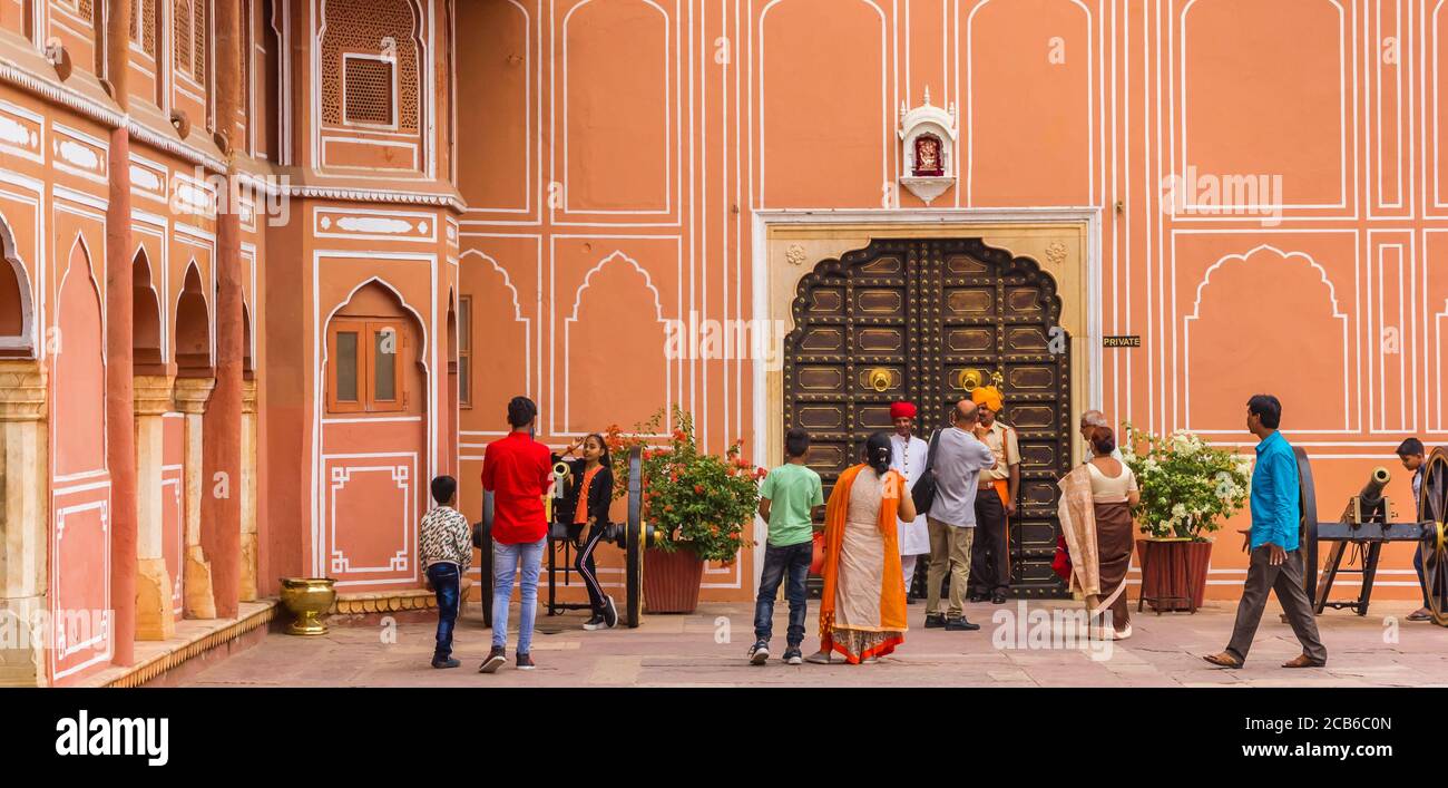 Panorama der lokalen Touristen am Stadtpalast von Jaipur, Indien Stockfoto