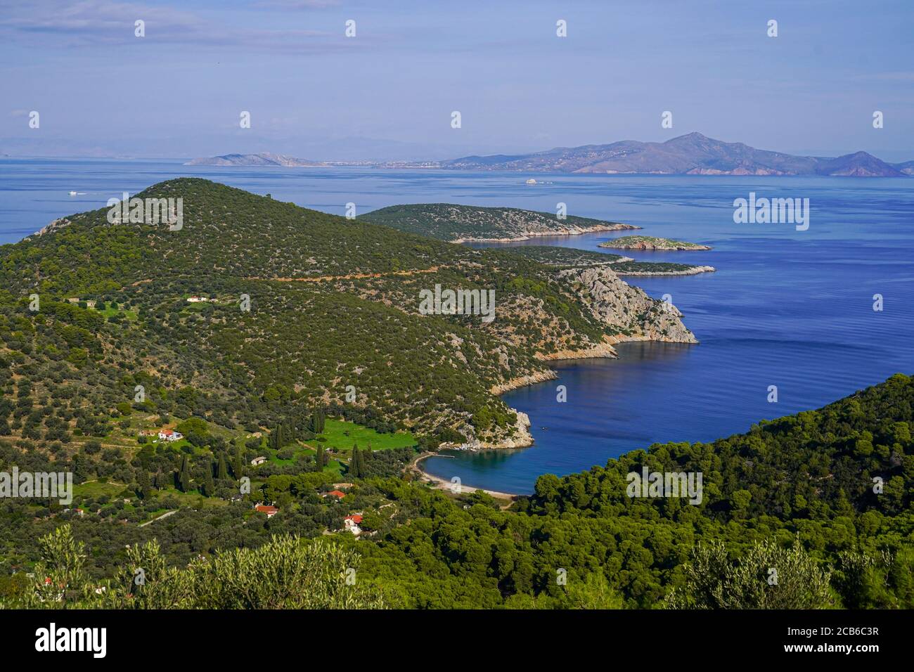 Ländliche griechische Insellandschaft fotografiert bei Poros ein kleines griechisches Inselpaar im südlichen Teil des Saronischen Golfs, Griechenland Stockfoto