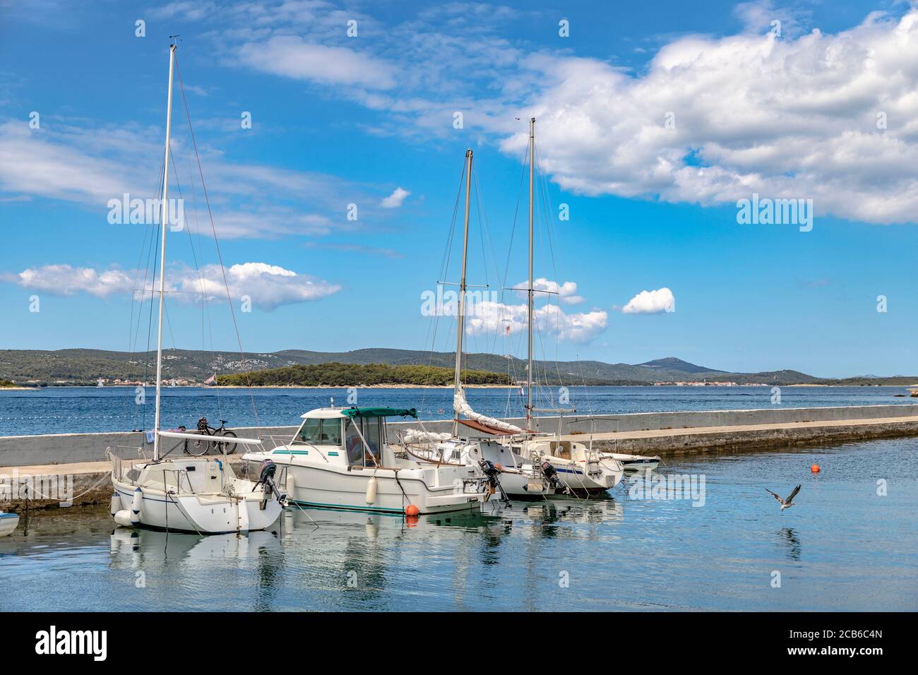 Yachten und Boote in Marina am Morgen in Biograd Stadt in Kroatien Stockfoto