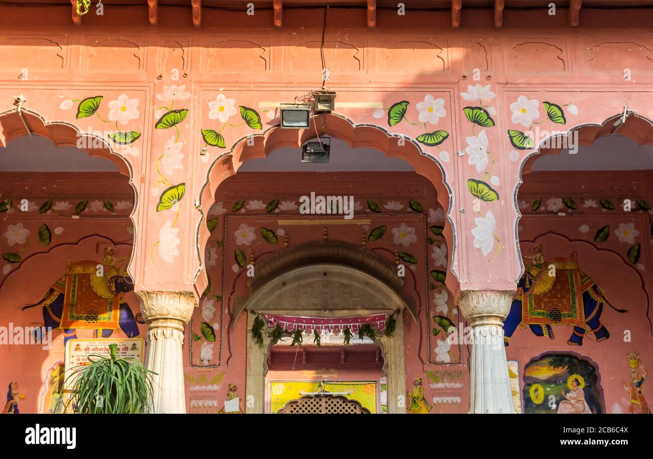 Bögen des Govardhan Nath Ji Ka Mandir Tempel in der Innenstadt von Jaipur, Indien Stockfoto