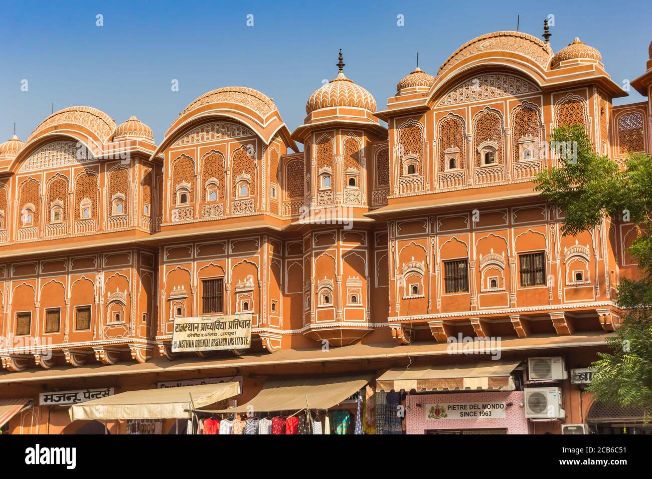 Fassade des Tripolia Bazar Markt in Jaipur, Indien Stockfoto