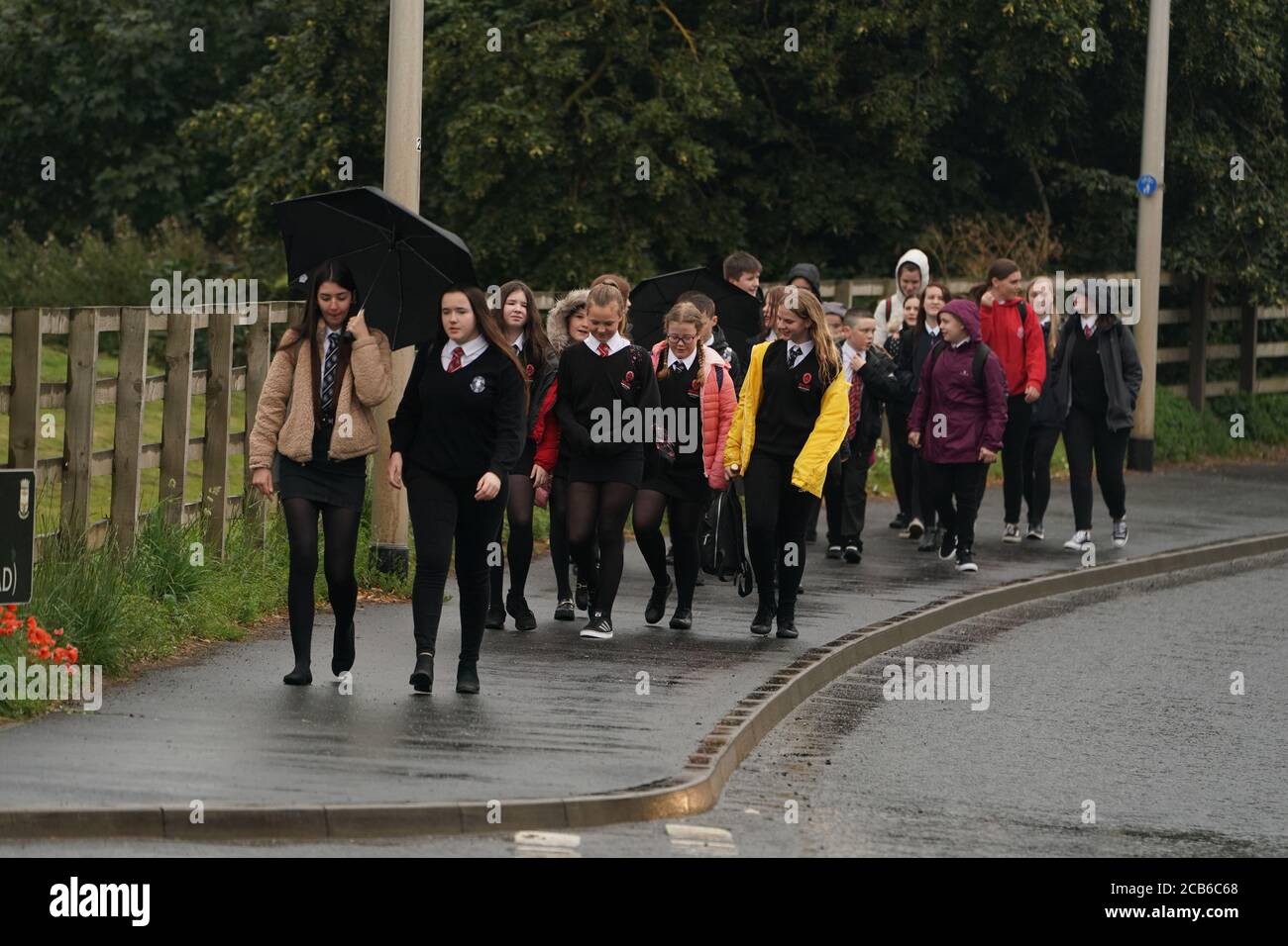 Die Schüler kommen an der Kelso High School an den schottischen Grenzen an, während die Schulen in Schottland am Dienstag beginnen, wieder zu eröffnen, weil sie sich Sorgen um die Sicherheit machen, während der Coronavirus-Pandemie in den Klassenzimmer zurückzukehren. Stockfoto