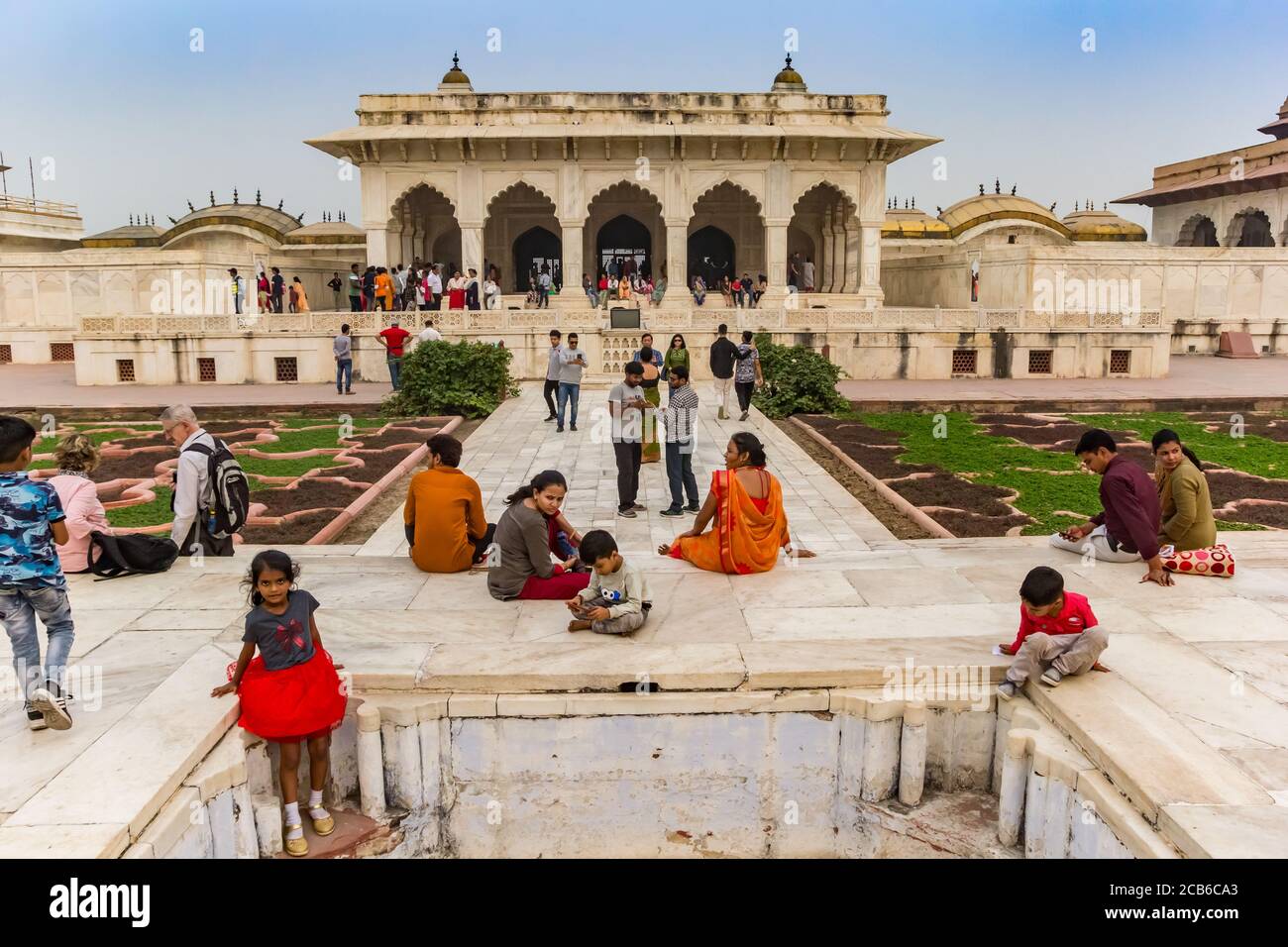 Leute, die sich vor dem Anguri Bagh Gebäude im Roten Fort von Agra, Indien Stockfoto