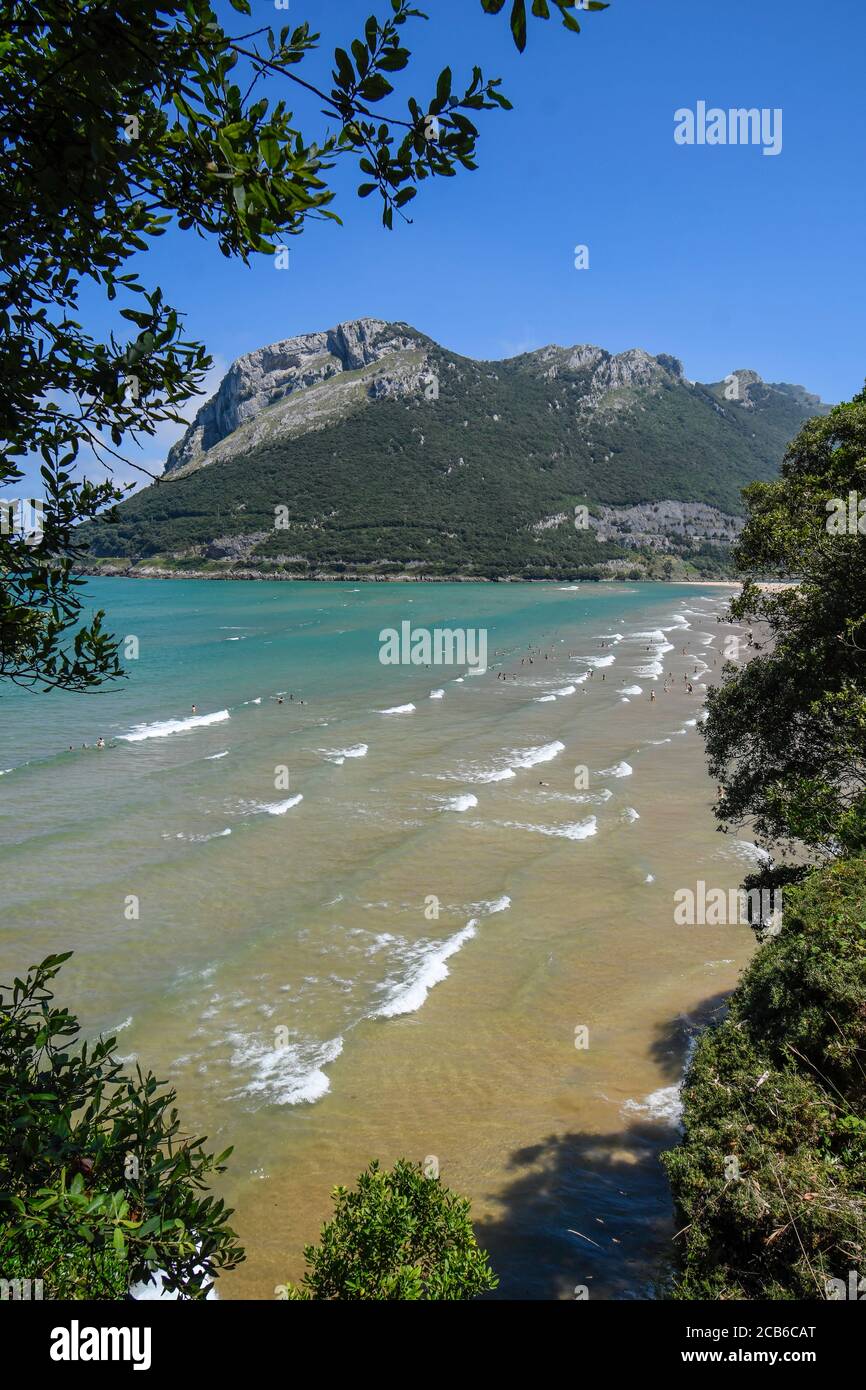 Panoramablick auf den Strand von Oriñon. Stockfoto