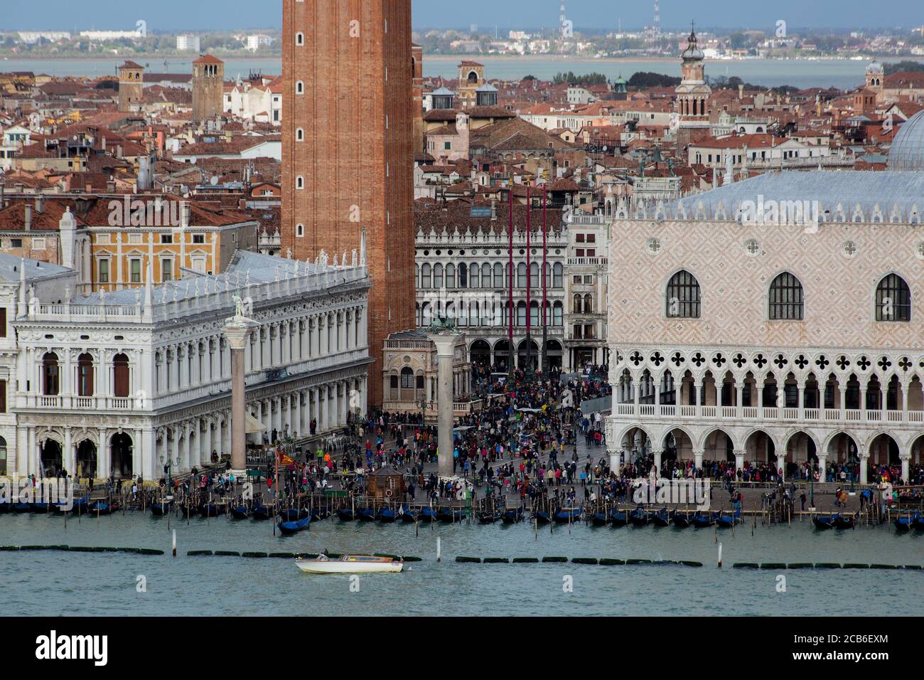 Venedig, Piazzetta, v.l.n.r.: Bibliotheca Marciana, Campanile, Loggetta, Alte Prokuratie ,Uhrturm uund Dogenpalast. Blick vomTurm von San Giórgio Magg Stockfoto