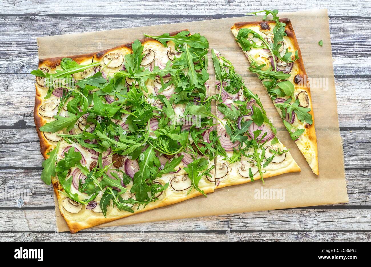 Vegetarischer Flammkuchen: Traditionelle deutsche Pizza oder französische Flammkuchen Stockfoto