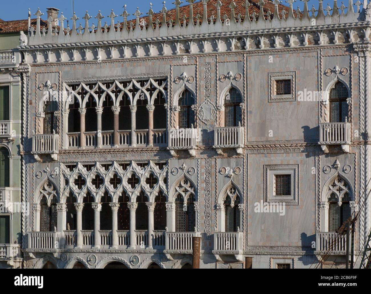 Venedig, Ca´d´Oro, Palazzo am Canal Grande, erbaut auf älterer Grundlage 1421-43 von Mateo Raverti und Bartolomeo Bon, Hauptfassade zum Canal Grande Stockfoto