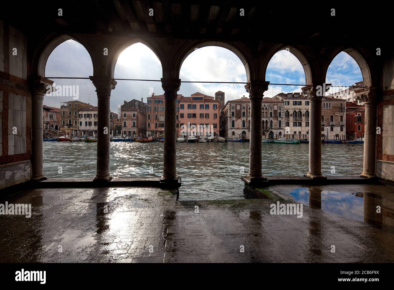 Venedig, Ca´d´Oro, Palazzo am Canal Grande, erbaut 1421-42 von Bartolomeo Bon, Loggia im Erdgeschoß Stockfoto
