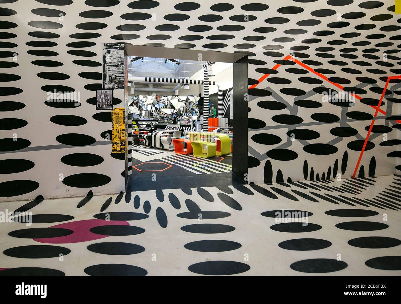 Venedig, Biennale-Gelände, Cafeteria gestaltet 2009 von Tobias Rehberger, Vestibül mit Blick in den Gastraum Stockfoto