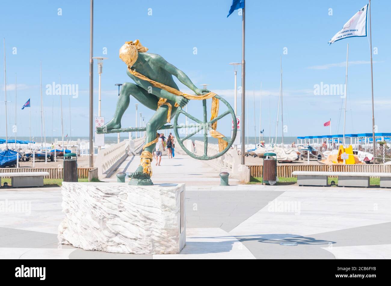 Forte dei Marmi, Italien - 4. August 2020 - die Statue Controvento oder Ulysses von Anna Chromy am Eingang zum Pier auf dem Meer Stockfoto