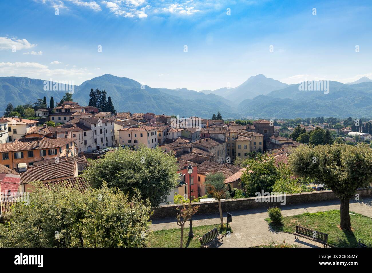 Barga, Lucca / Italien: August 08 2020: Dank seiner historischen, künstlerischen und bürgerlichen Bedeutung ist Barga eines der "schönsten Dörfer Italiens". Stockfoto