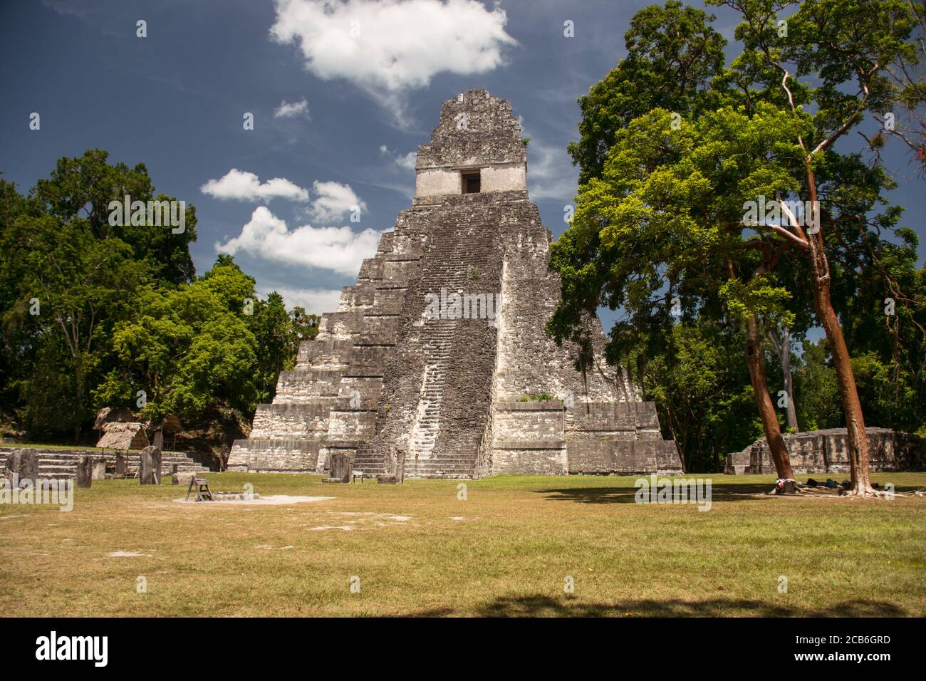 Tempel des Großen Jaguar Maya-Tempel umgeben von Dschungel im Tikal Nationalpark, Guatemala Stockfoto