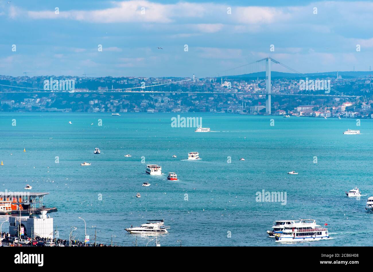 ISTANBUL - JAN 01: Blick auf Schiffe in der Bosporus-Meerenge während eines sonnigen Tages in Istanbul am 01. Januar. 2020 in der türkei Stockfoto