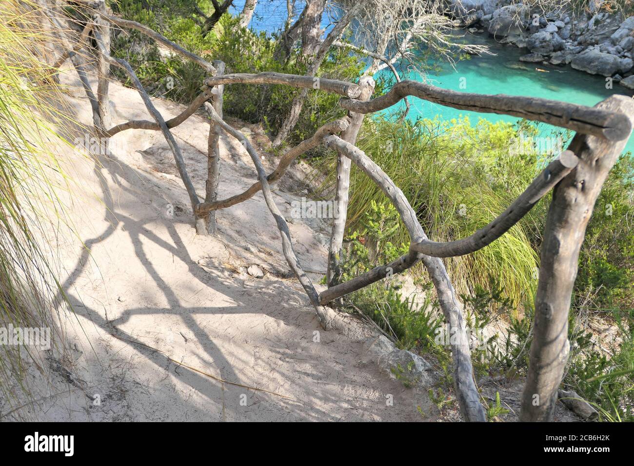 Typischer Holzzaun in der Bucht Cala Macarelleta auf der baleareninsel Menorca. Wunderschöner Strand. Stockfoto