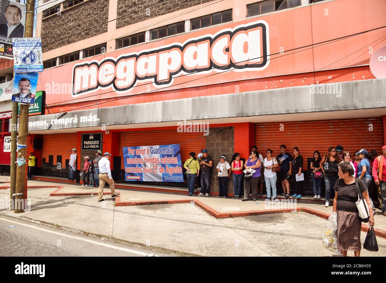 Guatemala City / Guatemala - 27. August 2015 Jugendliche aus Guatemala mit Protestplakaten gegen die korrupte Regierung, die auf den Straßen demonstrierten Stockfoto