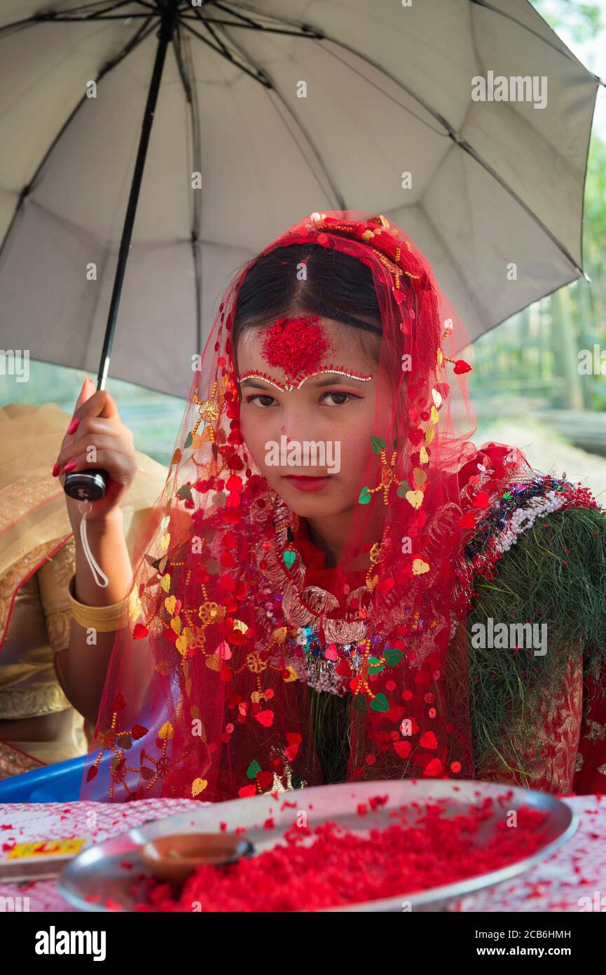 Nepalesische Braut aus der Tharu ethnische Gruppe in traditionellen Trachten, Chitwan, Nepal Stockfoto