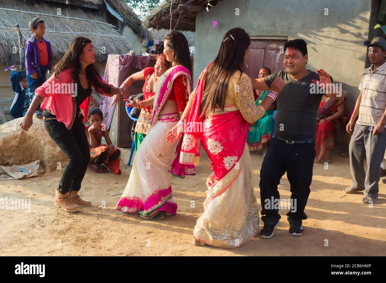 Menschen aus der Tharu ethnische gruppe Tanzen und Lachen während einer Hochzeit, Chitwan, Nepal Stockfoto