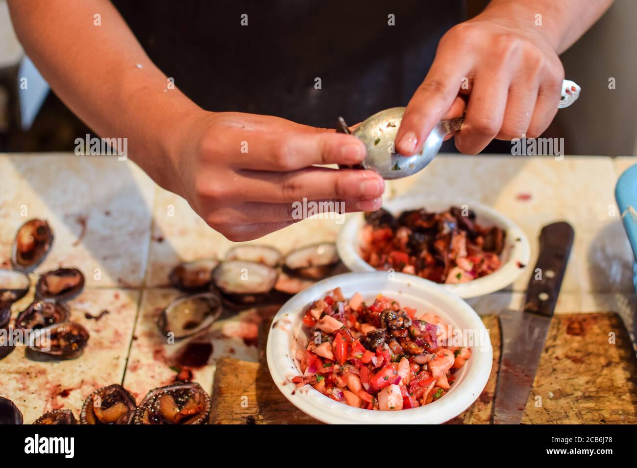 Detail der typischen Ceviche Gericht Vorbereitung auf dem lokalen Markt, Guatemala Stockfoto