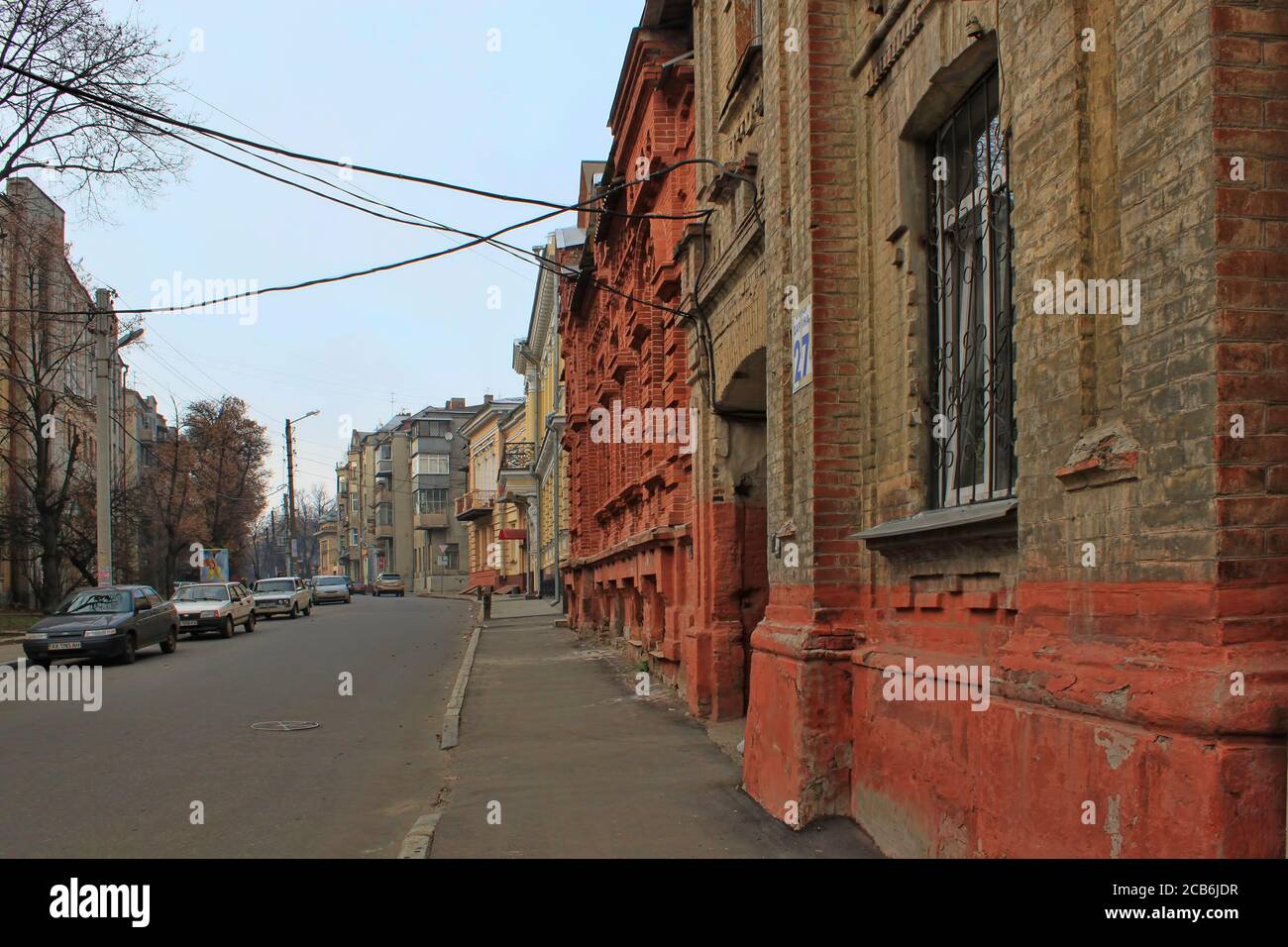 CHARKIW, UKRAINE - 17. NOVEMBER 2010: Darwin Street in der Altstadt von Charkiw. Es hat viele architektonische Denkmäler. Stockfoto