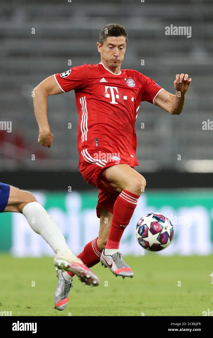 München, Deutschland, 8. August 2020, Robert LEWANDOWSKI, FCB 9 im Champions-League-Spiel FC BAYERN MÜNCHEN - FC CHELSEA in der 1.Bundesliga, Saison 2019/2020, © Peter Schatz / Alamy Stock Photos / Stefan Matzke/Sampics/Pool wichtig: KEIN SEKUNDÄRER (RE-) VERKAUF INNERHALB von 48 Stunden NACH DEM START Nationale und internationale Nachrichtenagenturen NUR zur redaktionellen Verwendung Stockfoto