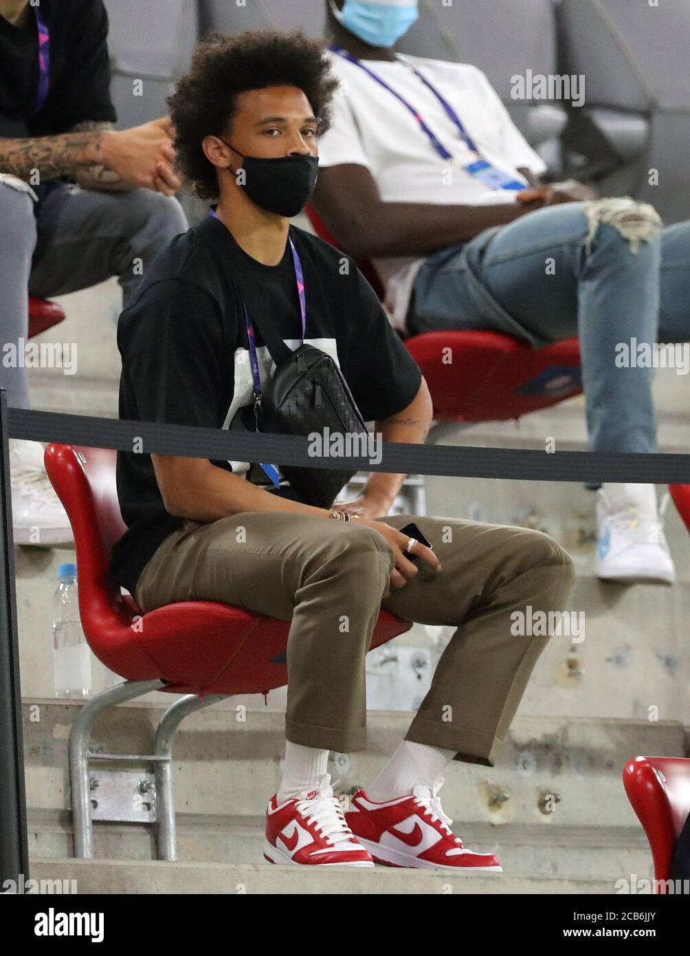 München, Deutschland, 8. August 2020, Leroy SANE, FCB auf dem Tribut im Champions-League-Spiel FC BAYERN MÜNCHEN - FC CHELSEA in der 1.Bundesliga, Saison 2019/2020, © Peter Schatz / Alamy Stock Photos / Stefan Matzke/Sampics/Pool wichtig: KEIN SEKUNDÄRER (RE-) VERKAUF INNERHALB von 48 Stunden NACH DEM START Nationale und internationale Nachrichtenagenturen NUR zur redaktionellen Verwendung Stockfoto