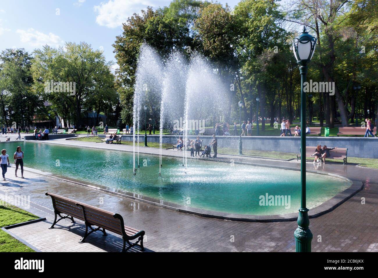 CHARKIW, UKRAINE - 6. AUGUST 2019: See mit Brunnen im modernisierten Schewtschenko-Garten in Charkow. Es gibt immer viele Besucher Stockfoto