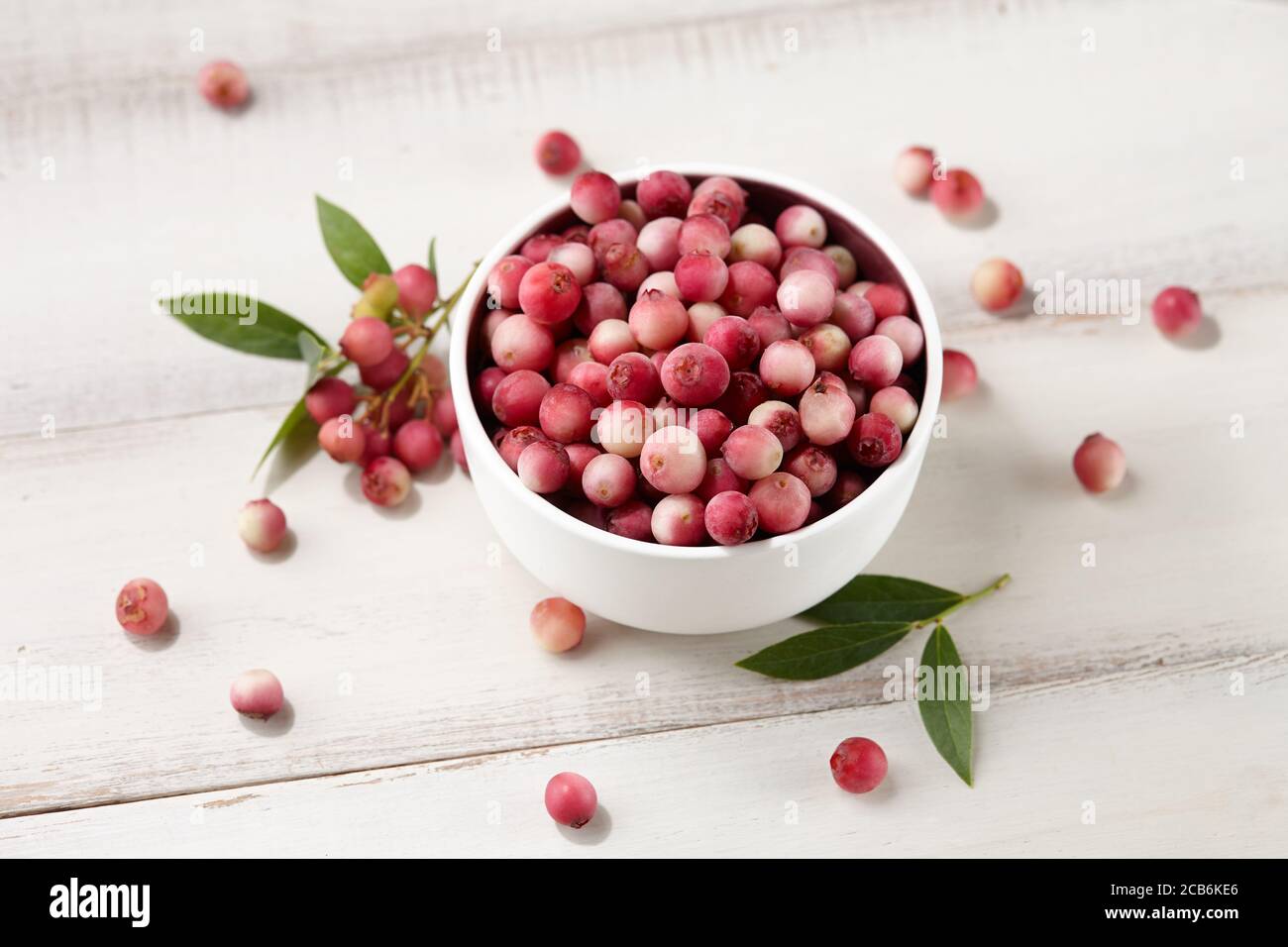 Frische rosa Limonade Heidelbeeren in Schale auf weißem Holztisch Stockfoto