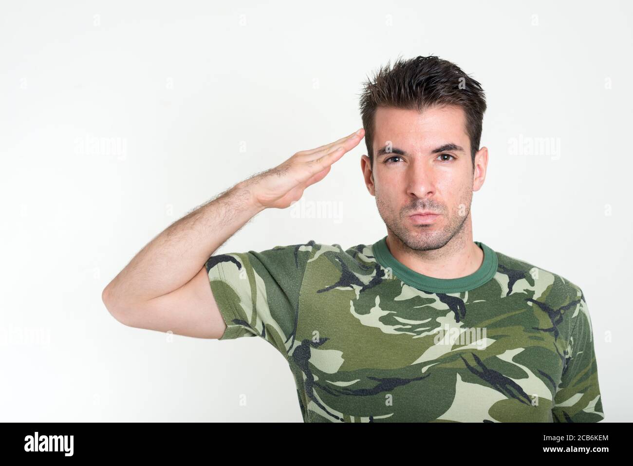 Porträt eines jungen gutaussehenden hispanischen Mannes in Militäruniform Stockfoto