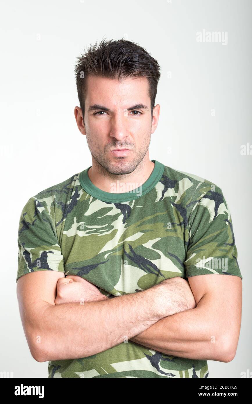 Porträt eines jungen gutaussehenden hispanischen Mannes in Militäruniform Stockfoto
