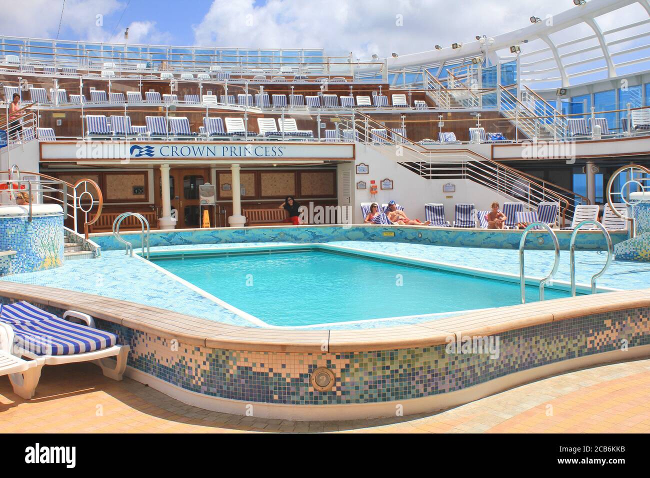 Willemstad, CURACAO - 11. FEBRUAR 2014 : Blick auf das obere Deck mit Schwimmbad auf dem Schiff Crown Princess. Crown Princess ist ein Kreuzfahrtschiff der Grand Class Stockfoto
