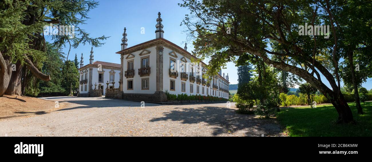 Vila Real / Portugal - 08 01 2020: Ultra-Panoramablick auf die Solar de Mateus Außengebäude, ikonisch des 18. Jahrhunderts portugiesischen Barock Stockfoto