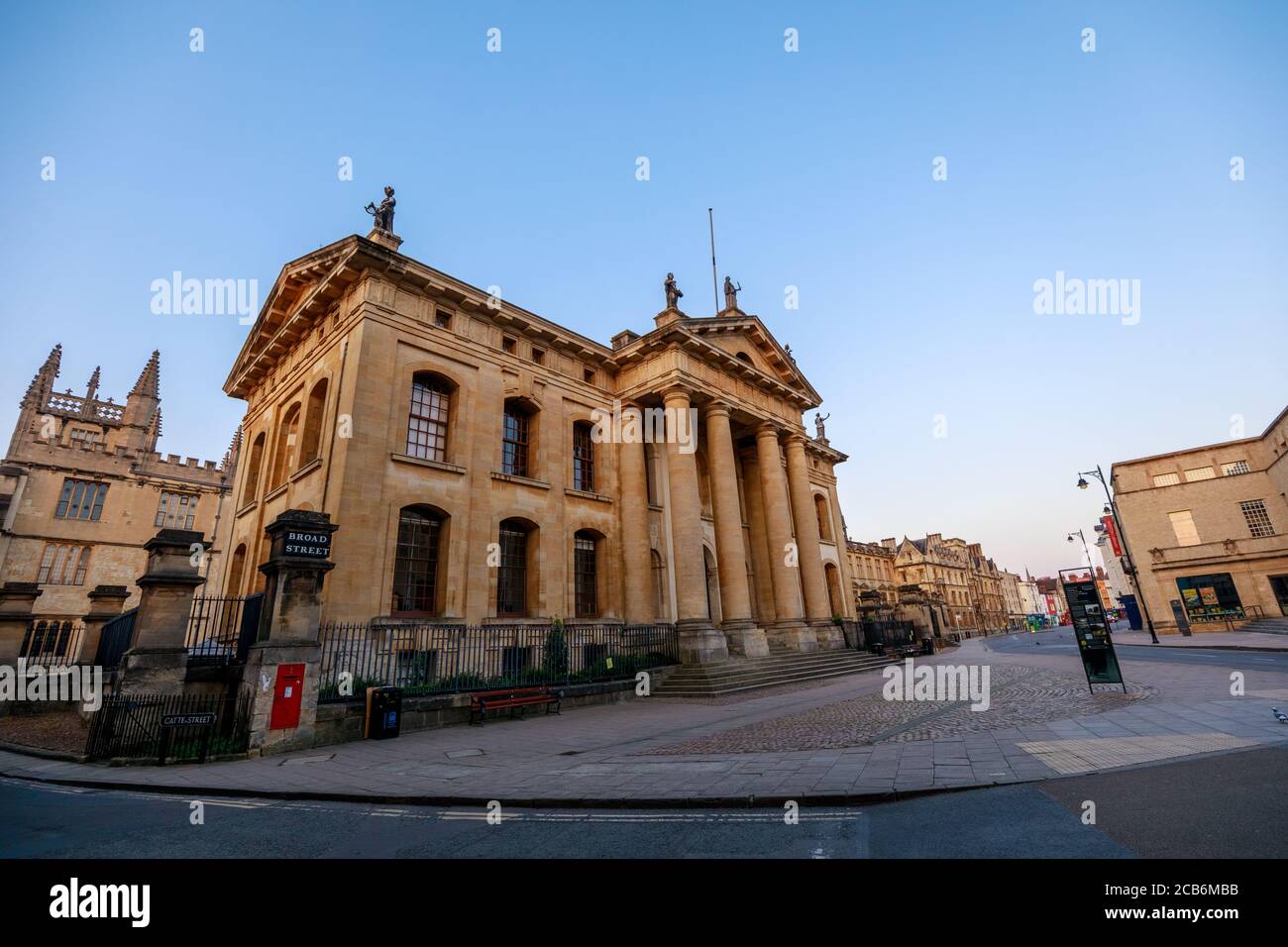 Das Clarendon Building und die Broad Street in Oxford ohne Leute. Früh am Morgen. Oxford, England, Großbritannien. Stockfoto